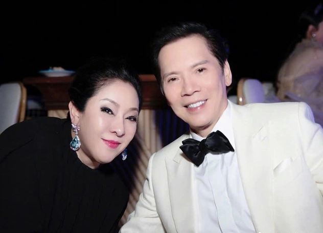 Tuy&ecirc;n bố giao to&agrave;n bộ t&agrave;i sản cho con d&acirc;u, "&ocirc;ng tr&ugrave;m giải tr&iacute;" Hướng Hoa Cường gặp phản ứng trong gia đ&igrave;nh - Ảnh 1.