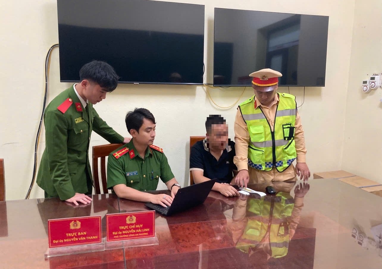 Tài xế vi phạm nồng độ cồn tông vào xe CSGT để bỏ chạy - Ảnh 1.