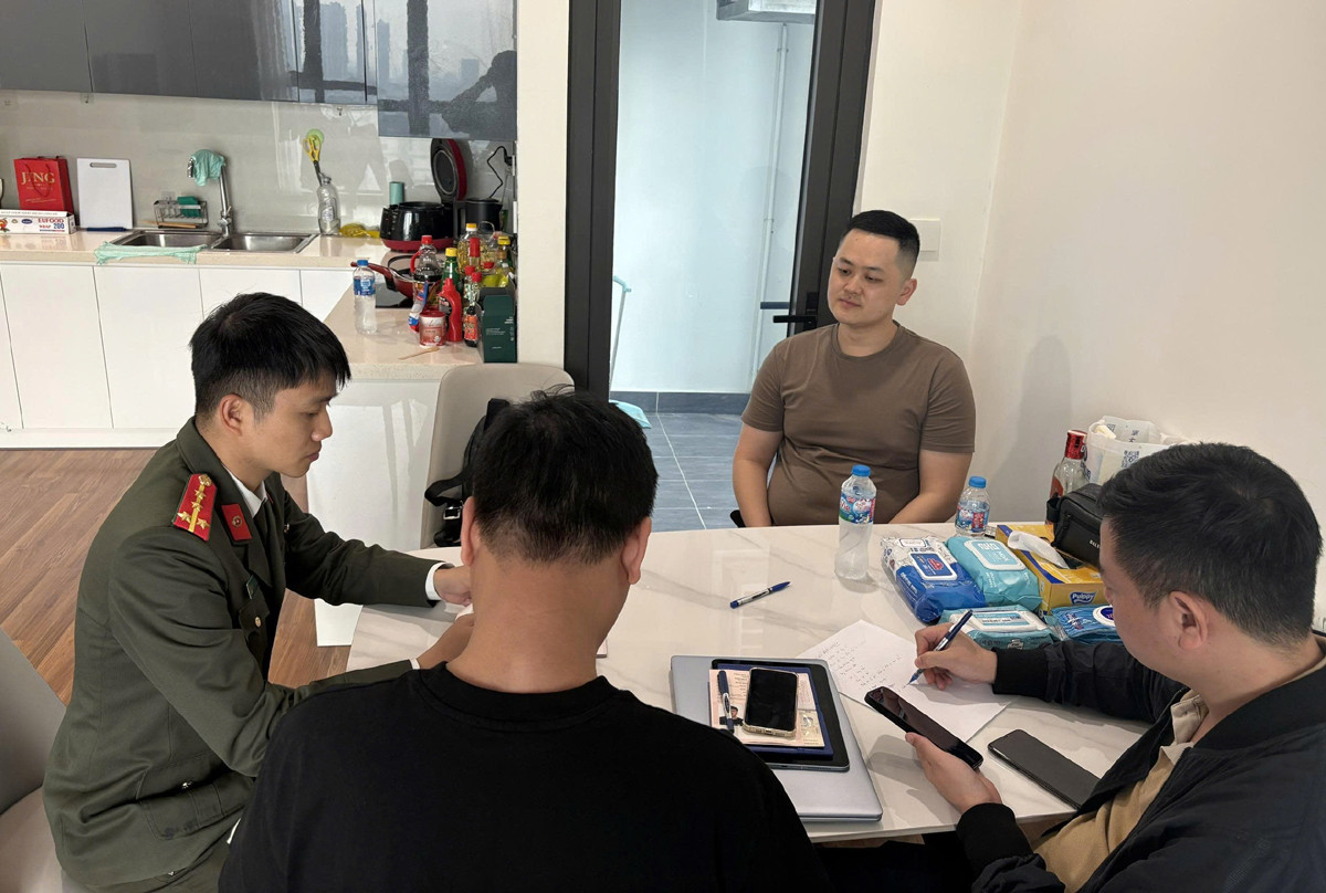 Triệt phá nhóm giả danh cảnh sát Nhật Bản để lừa đảo hàng chục tỷ đồng- Ảnh 2. Triệt phá nhóm giả danh cảnh sát Nhật Bản để lừa đảo hàng chục tỷ đồng- Ảnh 2.