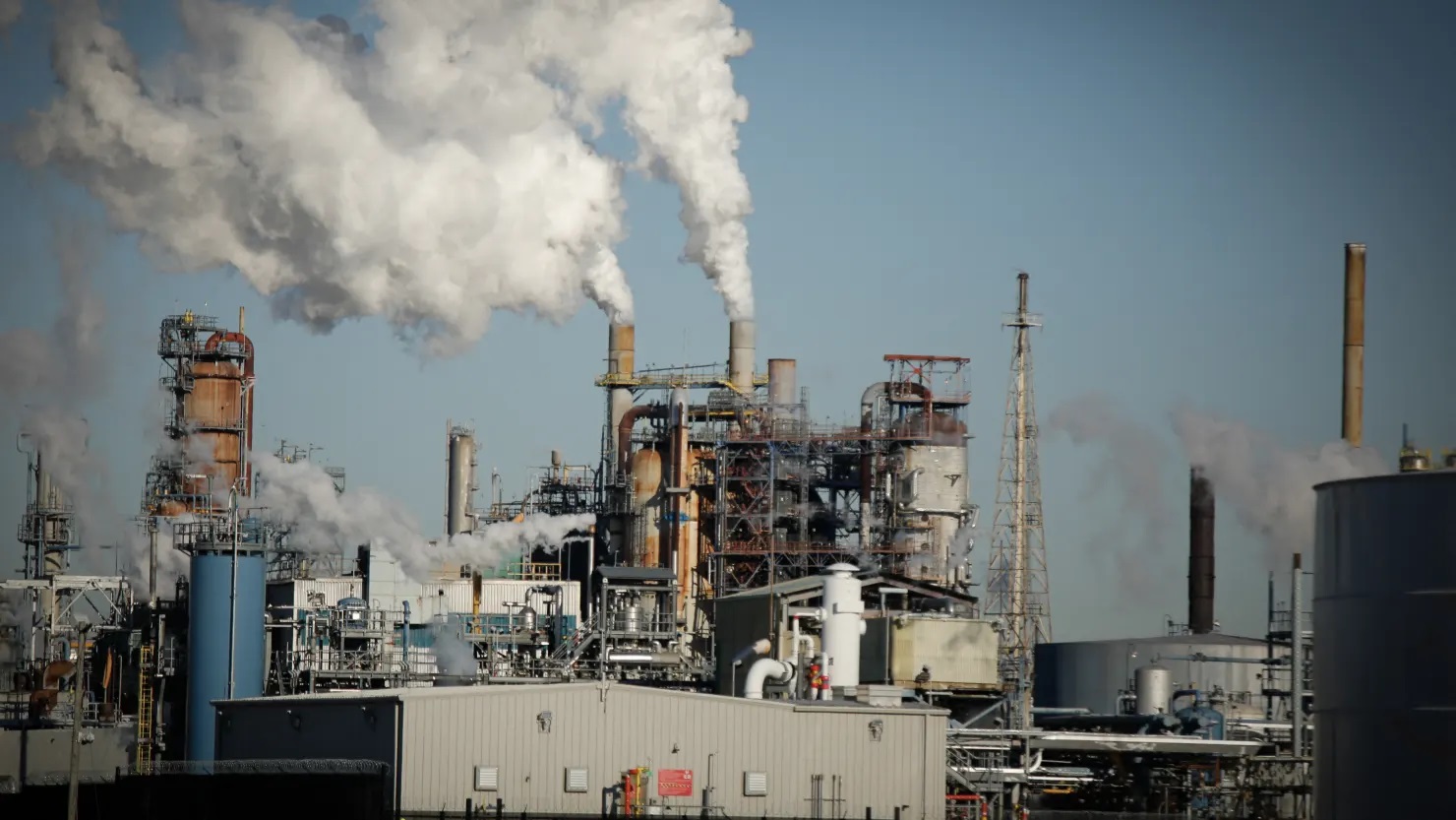 Giá dầu tăng 3% khi xung đột Iran leo thang với việc lực lượng Houthi tham gia - Ảnh 1.