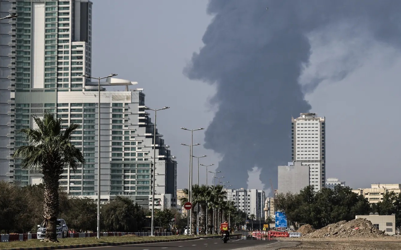 &Ocirc;ng Trump cảnh b&aacute;o ph&aacute; hủy giếng dầu, đảo Kharg nếu Hormuz kh&ocirc;ng mở lại ngay - Ảnh 2.