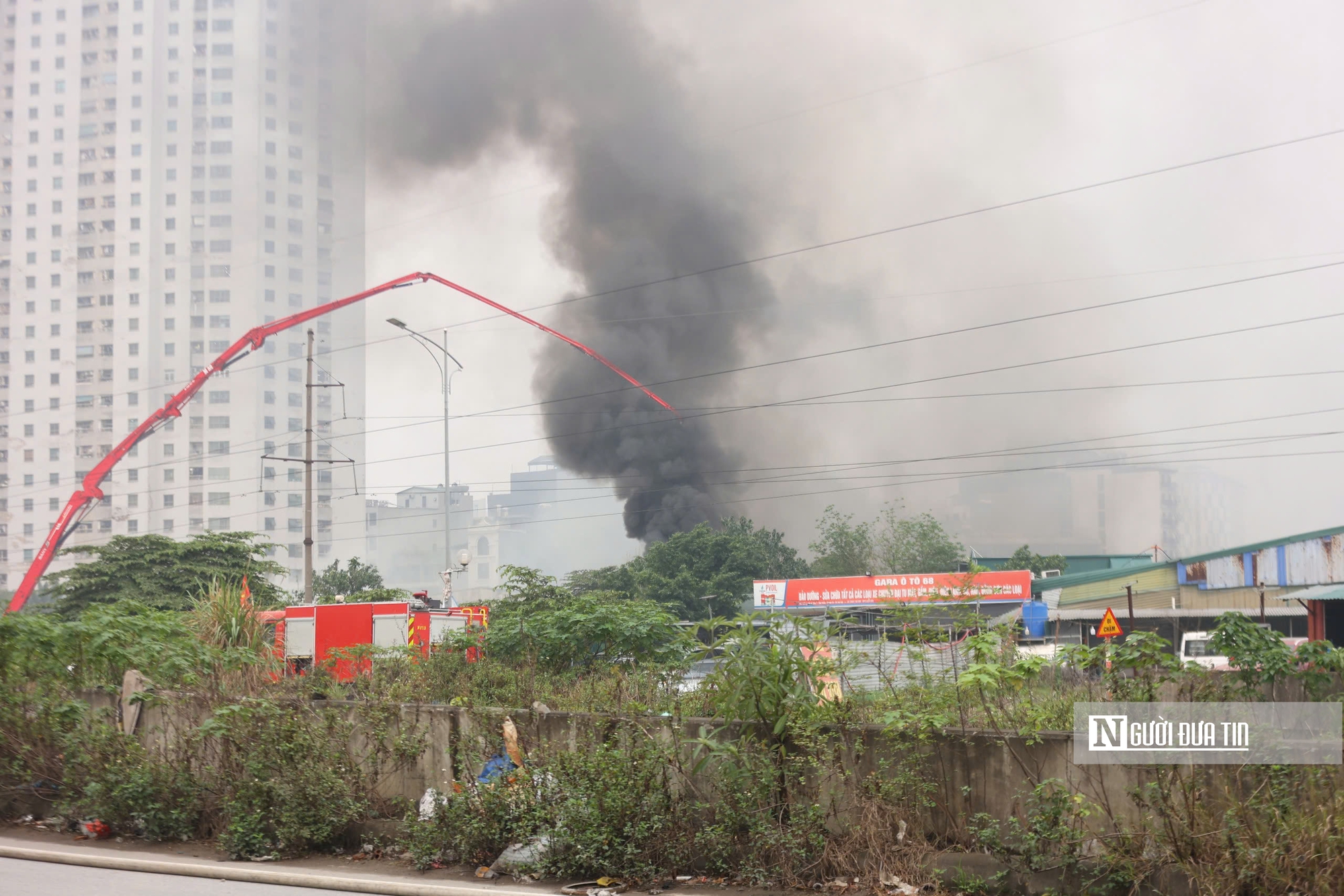 H&agrave; Nội: Một người tử vong sau vụ ch&aacute;y kho xưởng, hiện trường hư hại nặng - Ảnh 1.