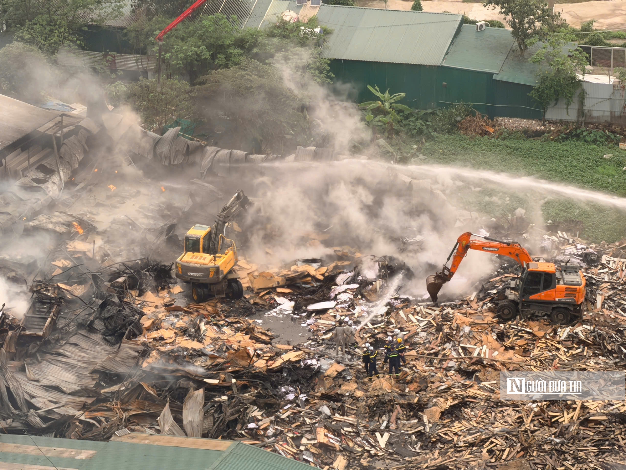 H&agrave; Nội: Một người tử vong sau vụ ch&aacute;y kho xưởng, hiện trường hư hại nặng - Ảnh 2.