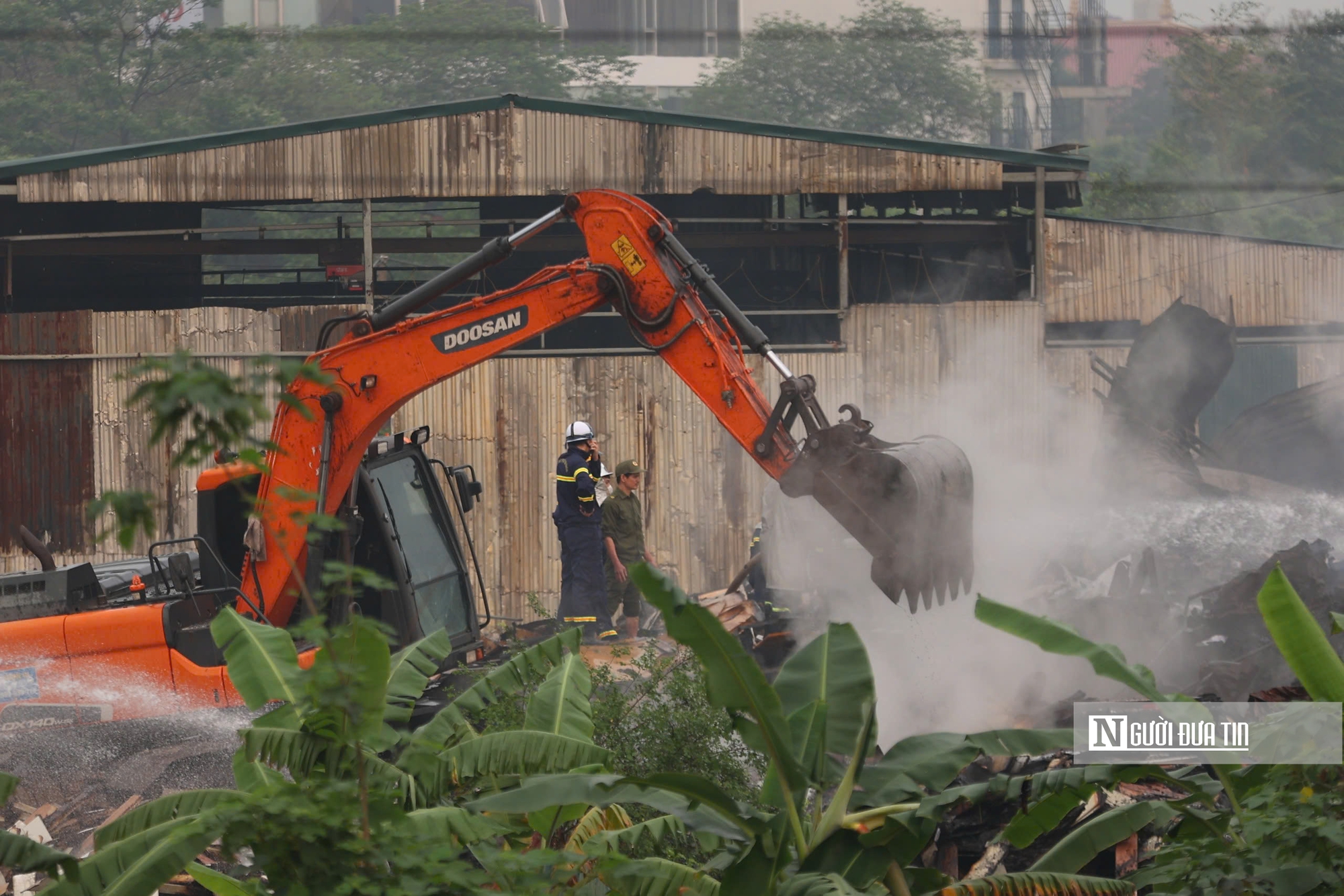 H&agrave; Nội: Một người tử vong sau vụ ch&aacute;y kho xưởng, hiện trường hư hại nặng - Ảnh 5.