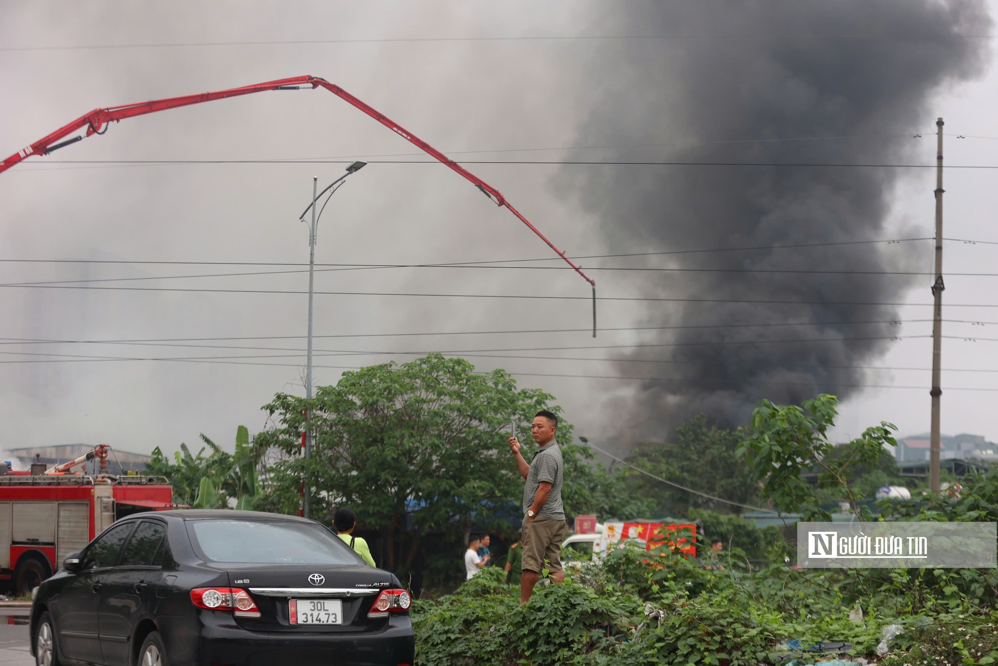 H&agrave; Nội: Một người tử vong sau vụ ch&aacute;y kho xưởng, hiện trường hư hại nặng - Ảnh 6.