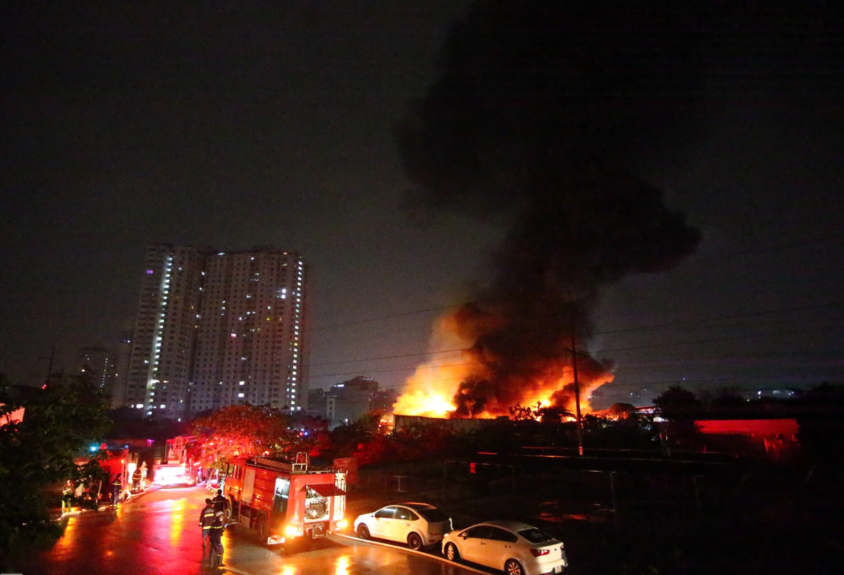 Kho nhựa gần Bệnh viện K Tân Triều bốc cháy ngùn ngụt lúc rạng sáng, 1 người tử vong - Ảnh 1.