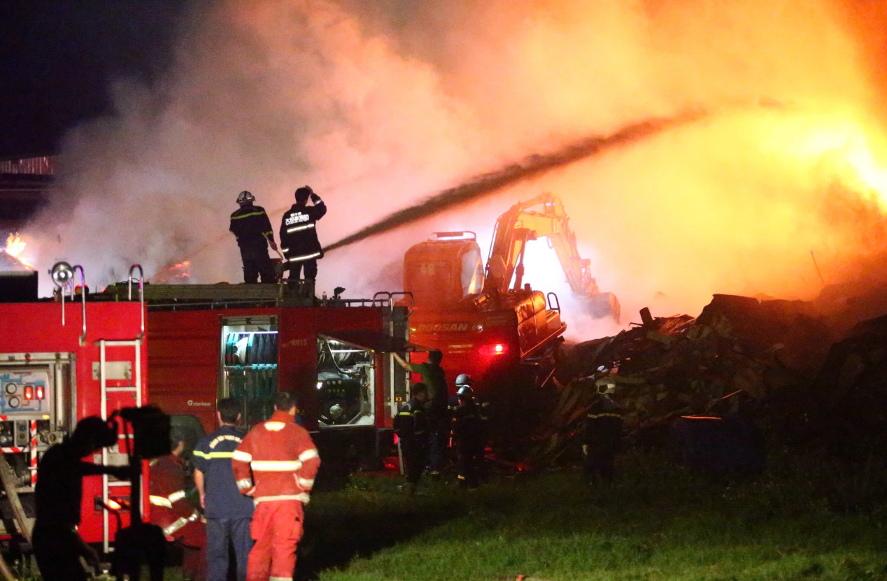 Kho nhựa gần Bệnh viện K Tân Triều bốc cháy ngùn ngụt lúc rạng sáng, 1 người tử vong - Ảnh 2.