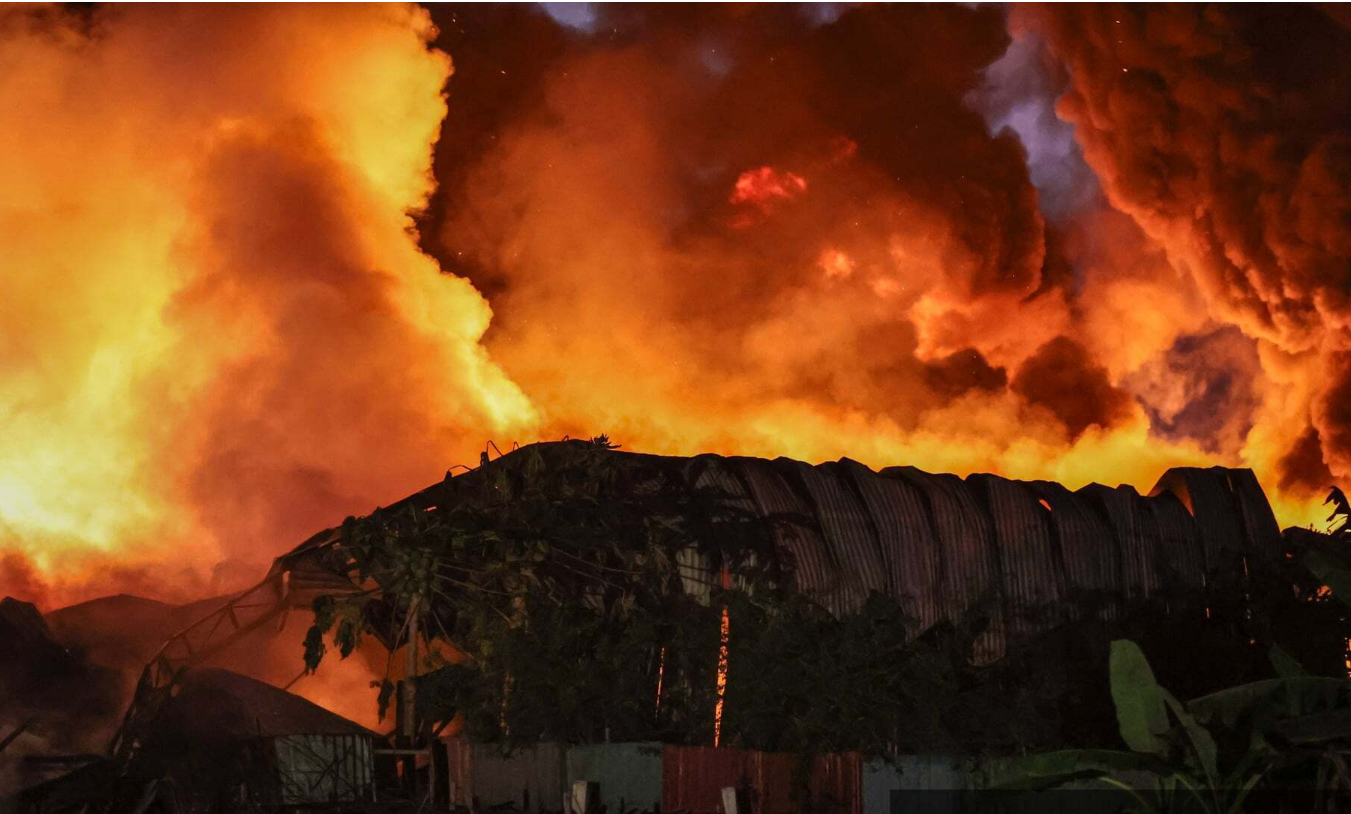 Kho nhựa gần Bệnh viện K Tân Triều bốc cháy ngùn ngụt lúc rạng sáng, 1 người tử vong - Ảnh 3.