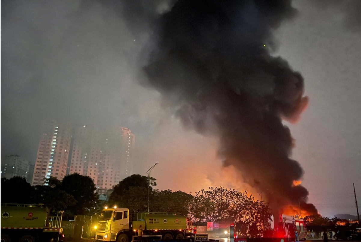 Kho nhựa gần Bệnh viện K Tân Triều bốc cháy ngùn ngụt lúc rạng sáng, 1 người tử vong - Ảnh 5.