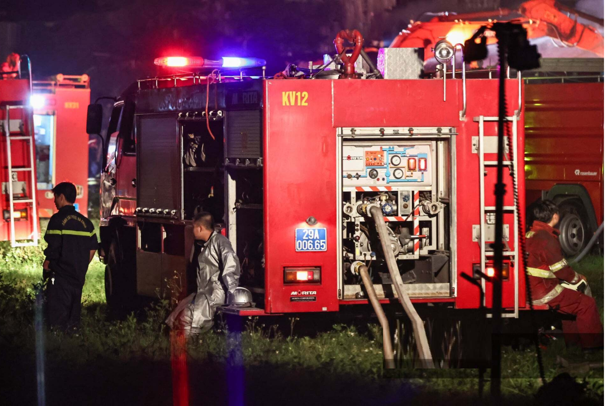 Kho nhựa gần Bệnh viện K Tân Triều bốc cháy ngùn ngụt lúc rạng sáng, 1 người tử vong - Ảnh 6.