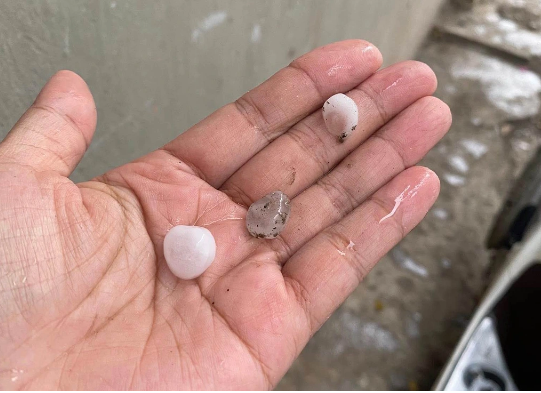 H&agrave; Nội bất ngờ mưa đ&aacute;, d&ocirc;ng lốc l&uacute;c rạng s&aacute;ng - Ảnh 1.