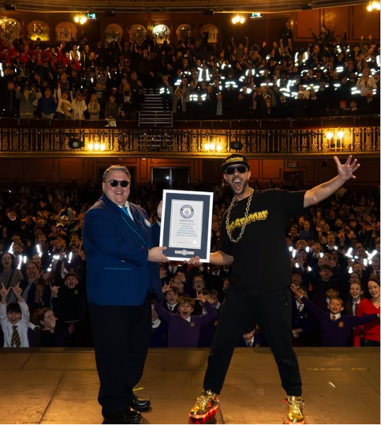 Thầy gi&aacute;o rapper lập kỷ lục &ldquo;lớp học rap lớn nhất thế giới&rdquo; với 859 học sinh, biến đọc s&aacute;ch th&agrave;nh s&acirc;n khấu s&ocirc;i động - Ảnh 1.