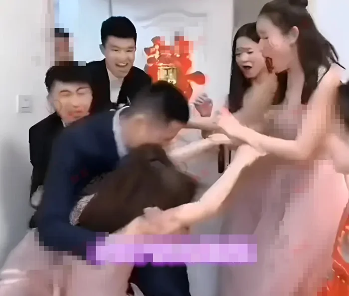 Chú rể ôm nhầm 