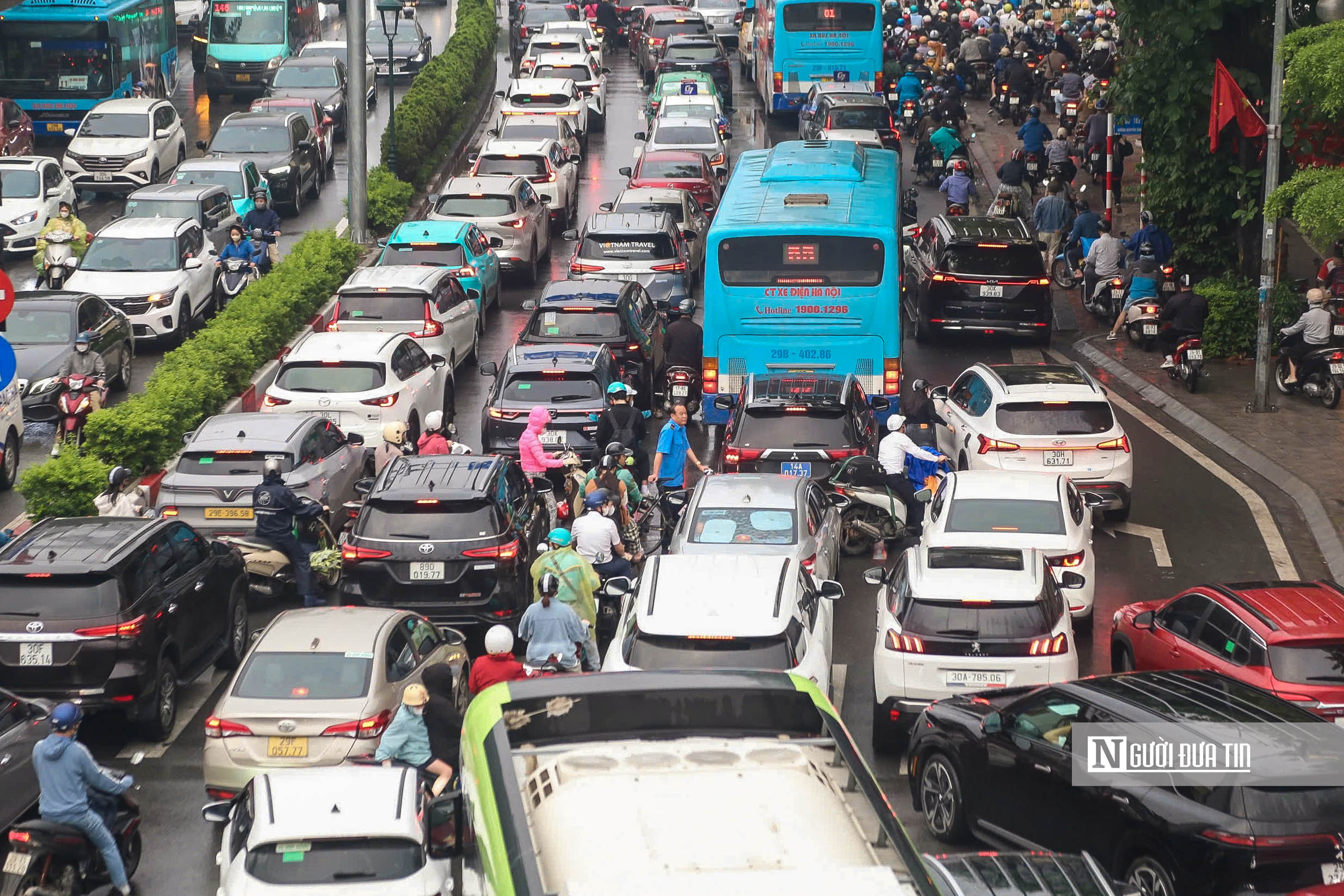 H&agrave; Nội: Giao th&ocirc;ng &ugrave;n tắc k&eacute;o d&agrave;i sau khi cấm xe qua cầu Long Bi&ecirc;n - Ảnh 5.