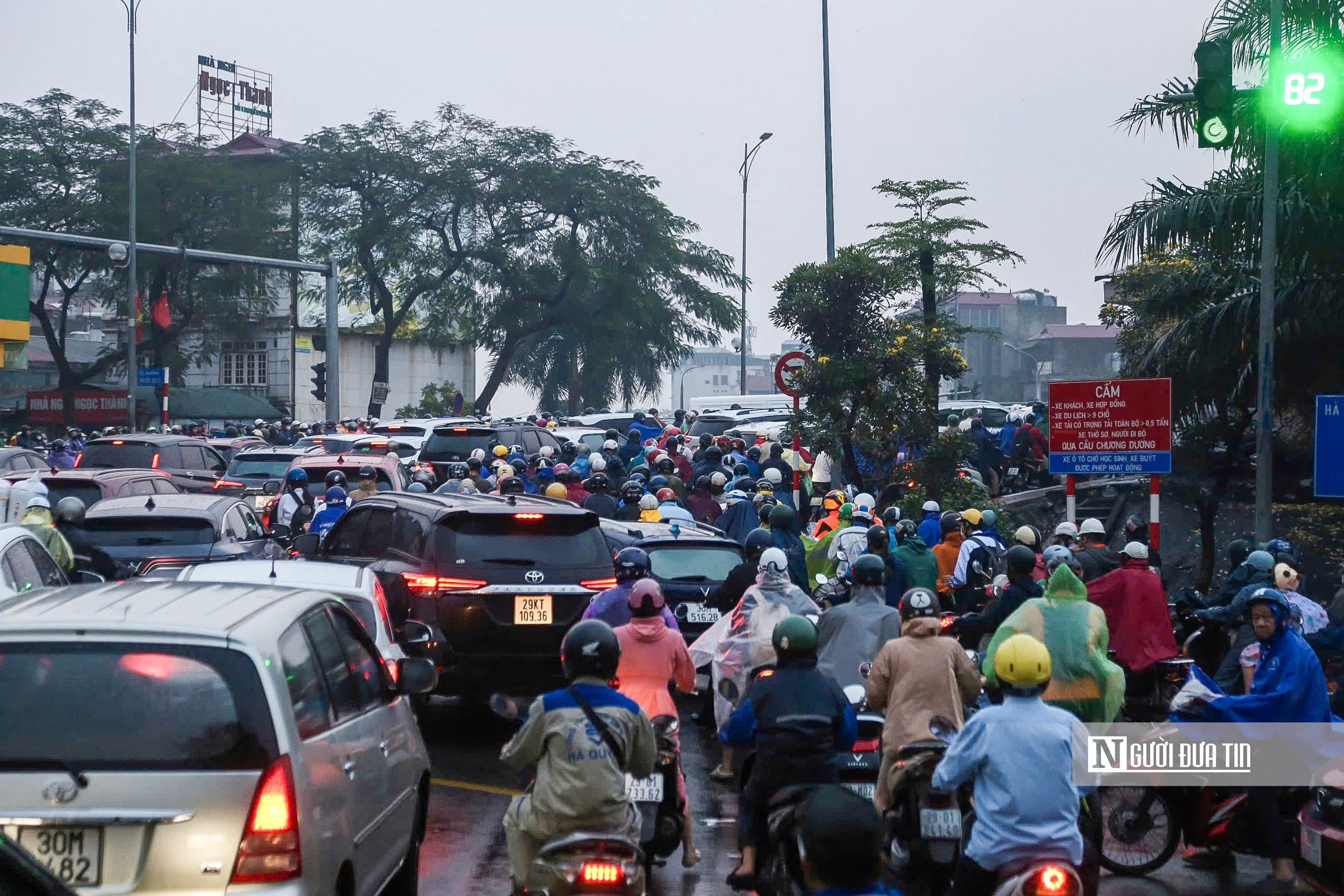 H&agrave; Nội: Giao th&ocirc;ng &ugrave;n tắc k&eacute;o d&agrave;i sau khi cấm xe qua cầu Long Bi&ecirc;n - Ảnh 6.