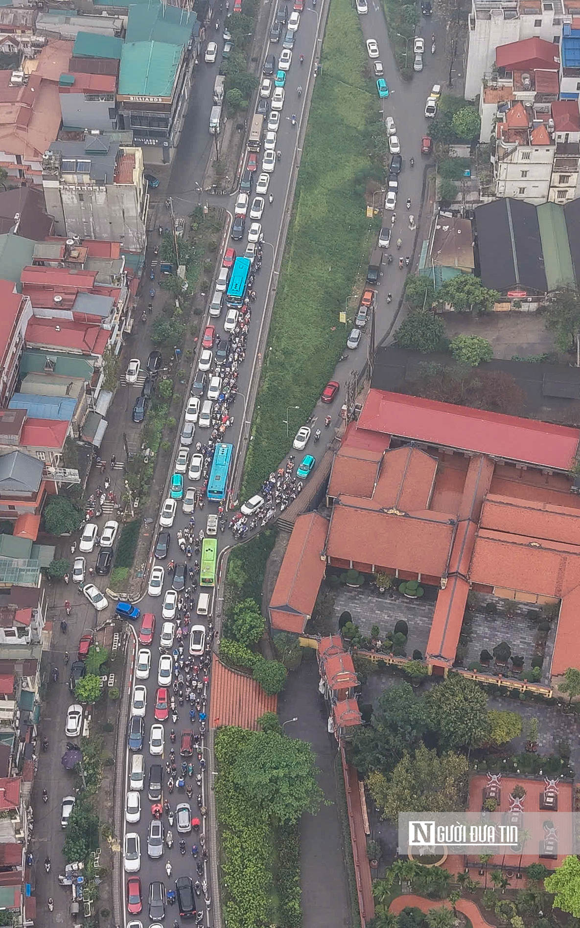 H&agrave; Nội: Giao th&ocirc;ng &ugrave;n tắc k&eacute;o d&agrave;i sau khi cấm xe qua cầu Long Bi&ecirc;n - Ảnh 4.