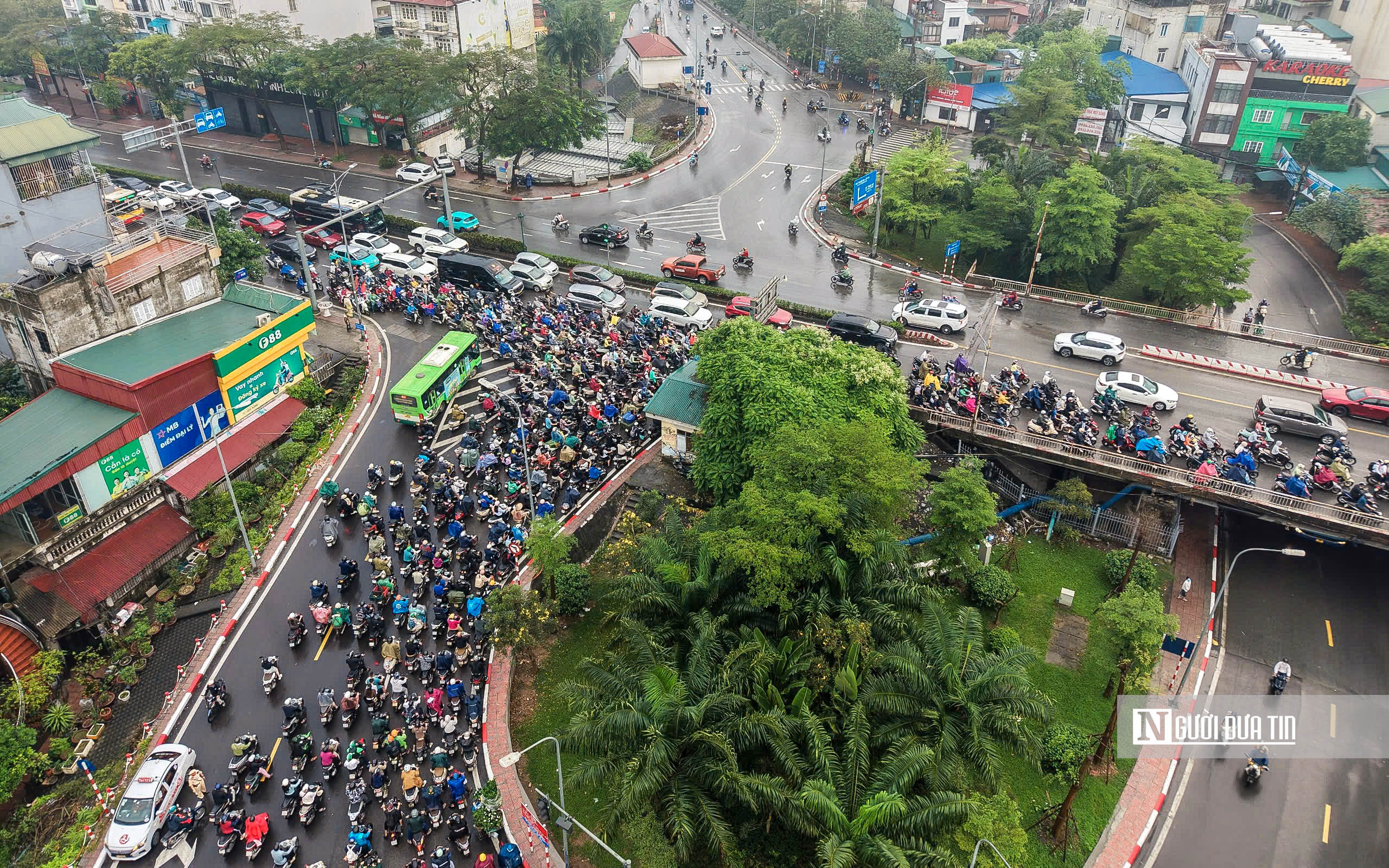 H&agrave; Nội: Giao th&ocirc;ng &ugrave;n tắc k&eacute;o d&agrave;i sau khi cấm xe qua cầu Long Bi&ecirc;n - Ảnh 3.