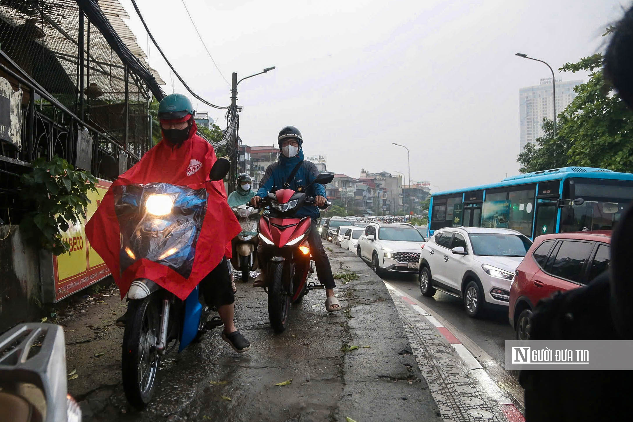 H&agrave; Nội: Giao th&ocirc;ng &ugrave;n tắc k&eacute;o d&agrave;i sau khi cấm xe qua cầu Long Bi&ecirc;n - Ảnh 9.