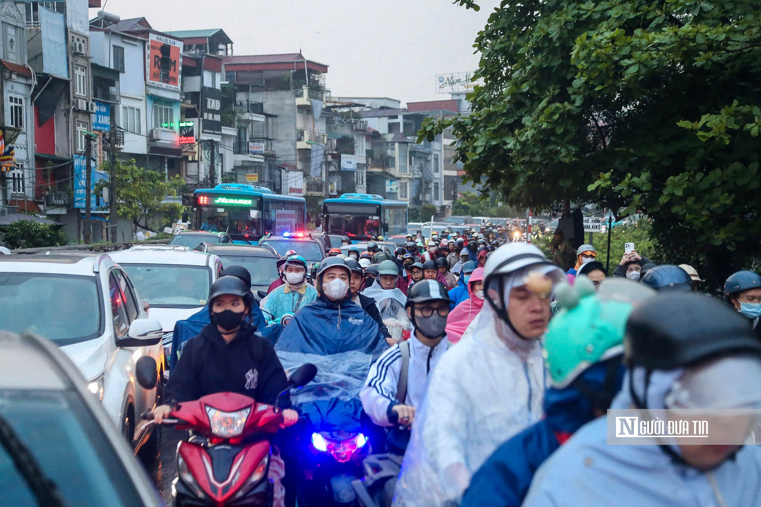 H&agrave; Nội: Giao th&ocirc;ng &ugrave;n tắc k&eacute;o d&agrave;i sau khi cấm xe qua cầu Long Bi&ecirc;n - Ảnh 7.