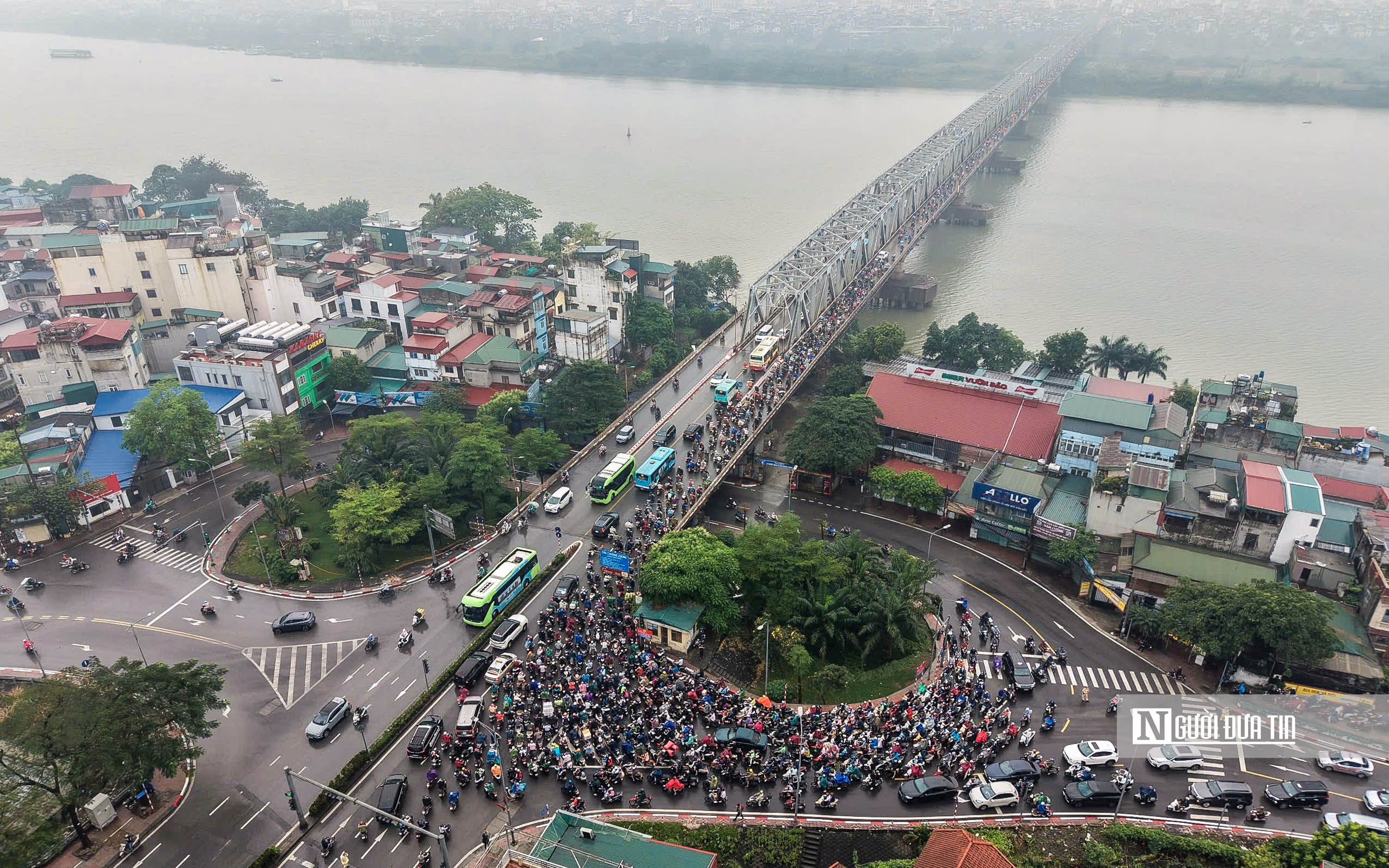 H&agrave; Nội: Giao th&ocirc;ng &ugrave;n tắc k&eacute;o d&agrave;i sau khi cấm xe qua cầu Long Bi&ecirc;n - Ảnh 2.