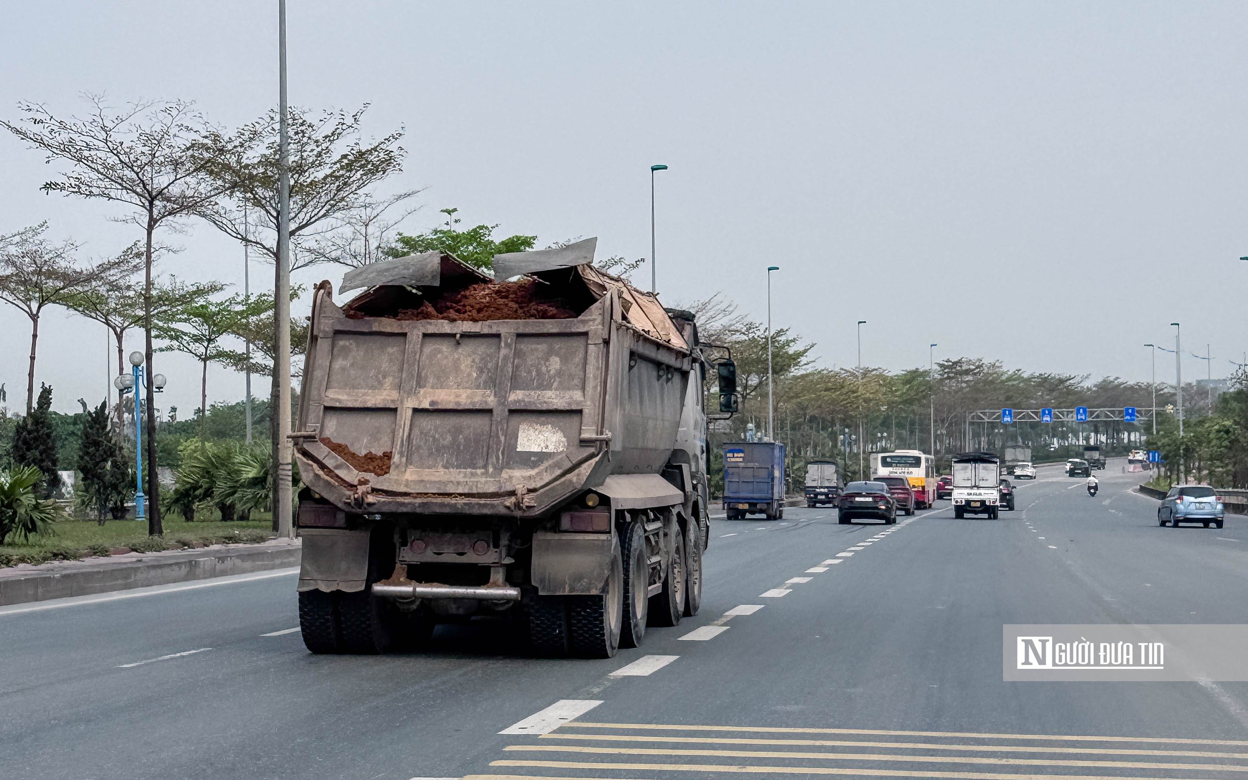 H&agrave; Nội: Xử l&yacute; nghi&ecirc;m những h&agrave;nh vi l&agrave;m rơi v&atilde;i vật liệu v&agrave; chở qu&aacute; tải - Ảnh 1.
