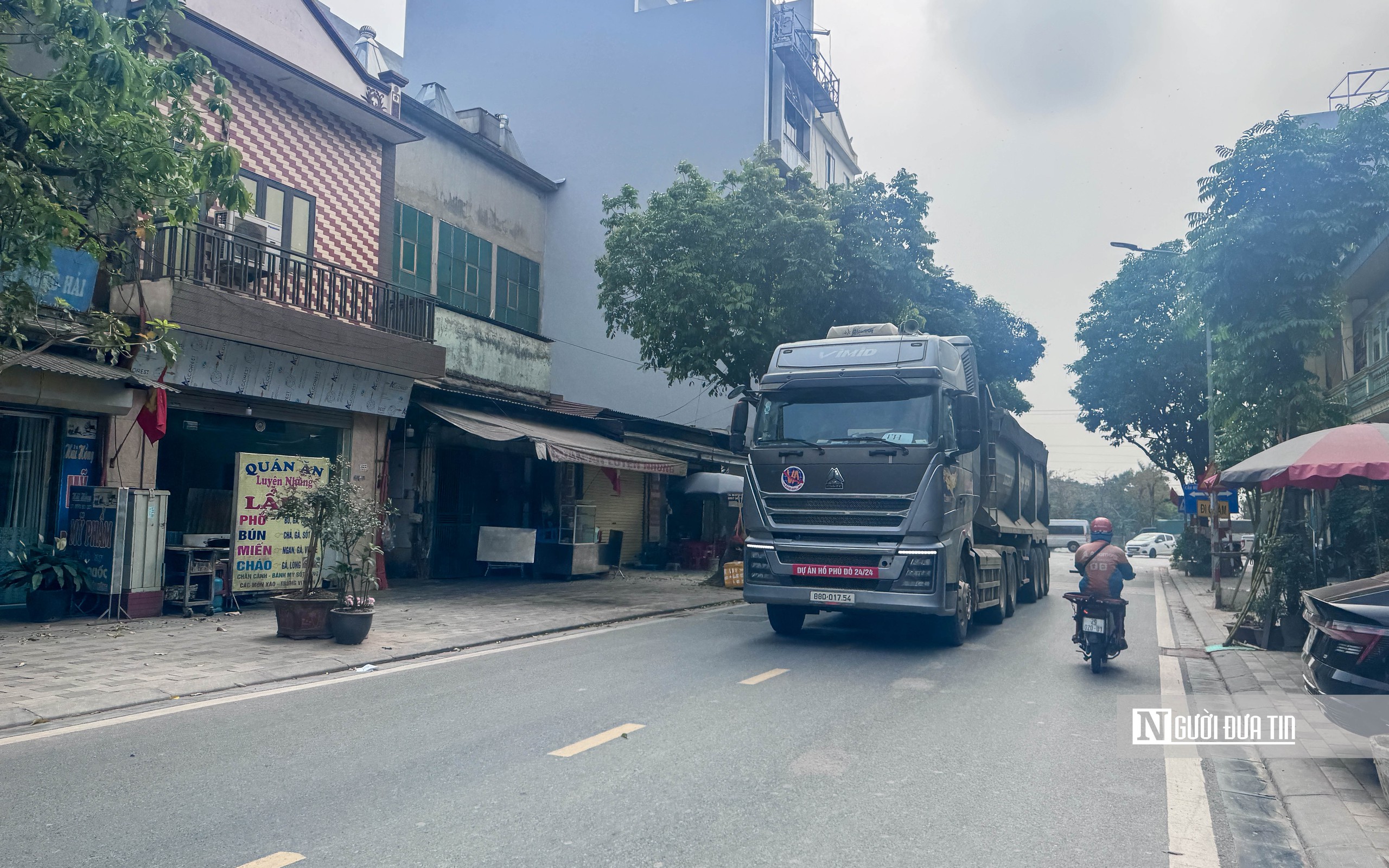 H&agrave; Nội: Xử l&yacute; nghi&ecirc;m những h&agrave;nh vi l&agrave;m rơi v&atilde;i vật liệu v&agrave; chở qu&aacute; tải - Ảnh 2.