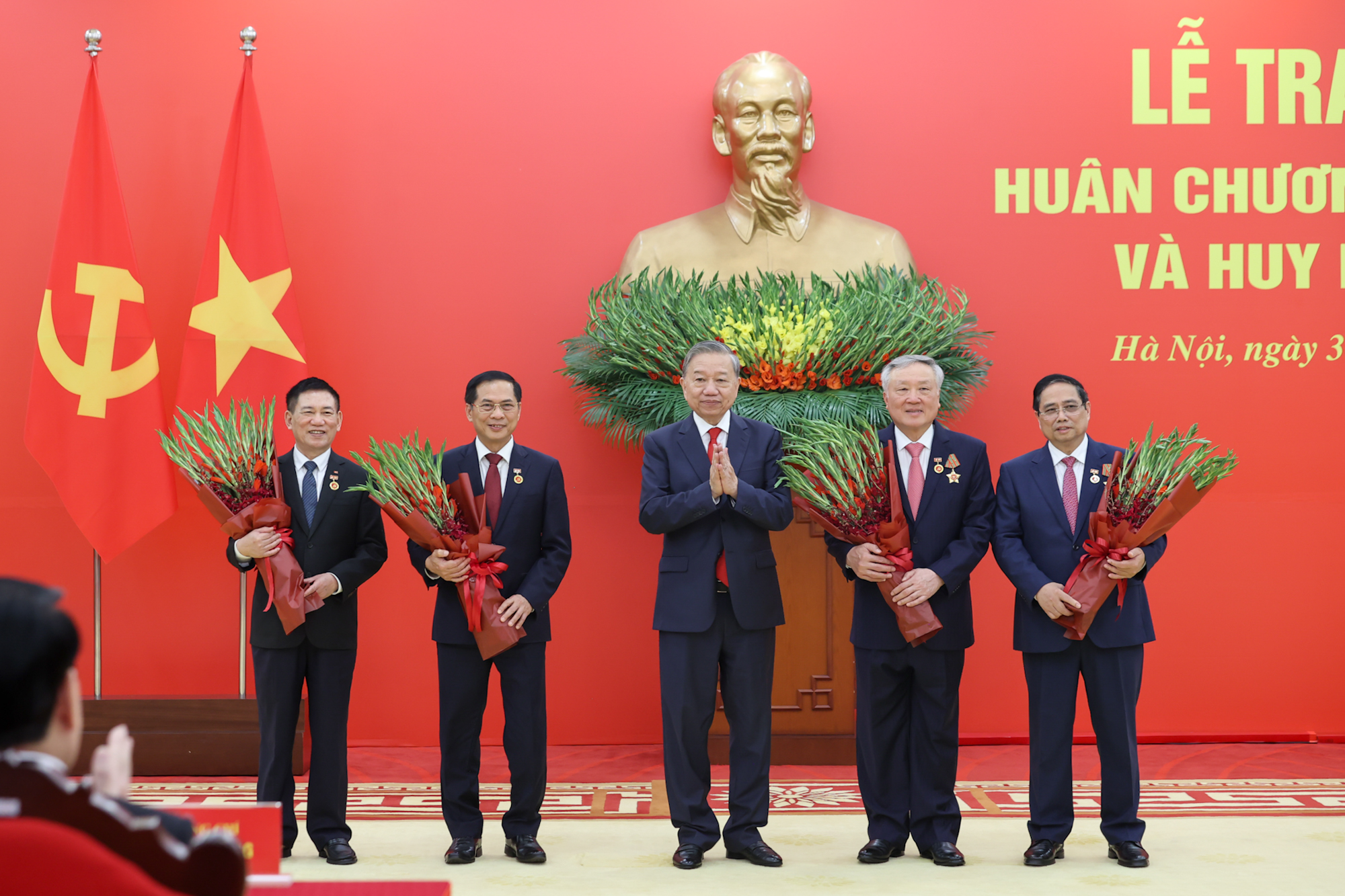 Tổng Bí thư Tô Lâm trao Huân chương Quân công hạng nhất và Huy hiệu Đảng tặng các đồng chí lãnh đạo, nguyên lãnh đạo- Ảnh 4. Tổng Bí thư Tô Lâm trao Huân chương Quân công hạng nhất và Huy hiệu Đảng tặng các đồng chí lãnh đạo, nguyên lãnh đạo- Ảnh 4.