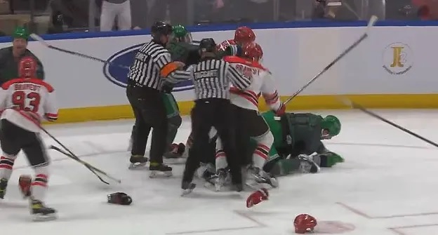 Cảnh s&aacute;t v&agrave; l&iacute;nh cứu hỏa lao v&agrave;o ẩu đả dữ dội trong trận kh&uacute;c qu&acirc;n cầu - Ảnh 1.