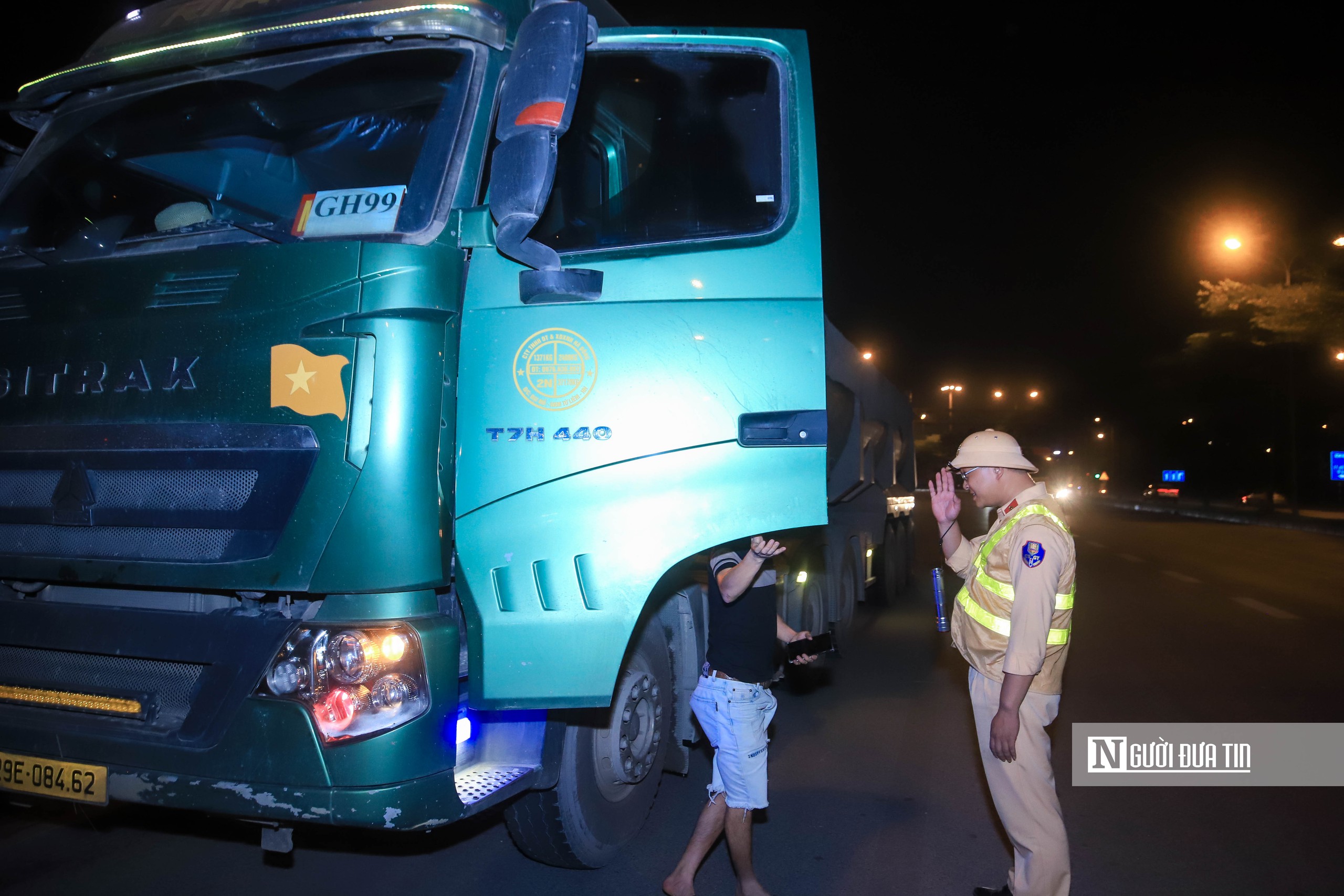 H&agrave; Nội: Xử l&yacute; nghi&ecirc;m những h&agrave;nh vi l&agrave;m rơi v&atilde;i vật liệu v&agrave; chở qu&aacute; tải - Ảnh 8.