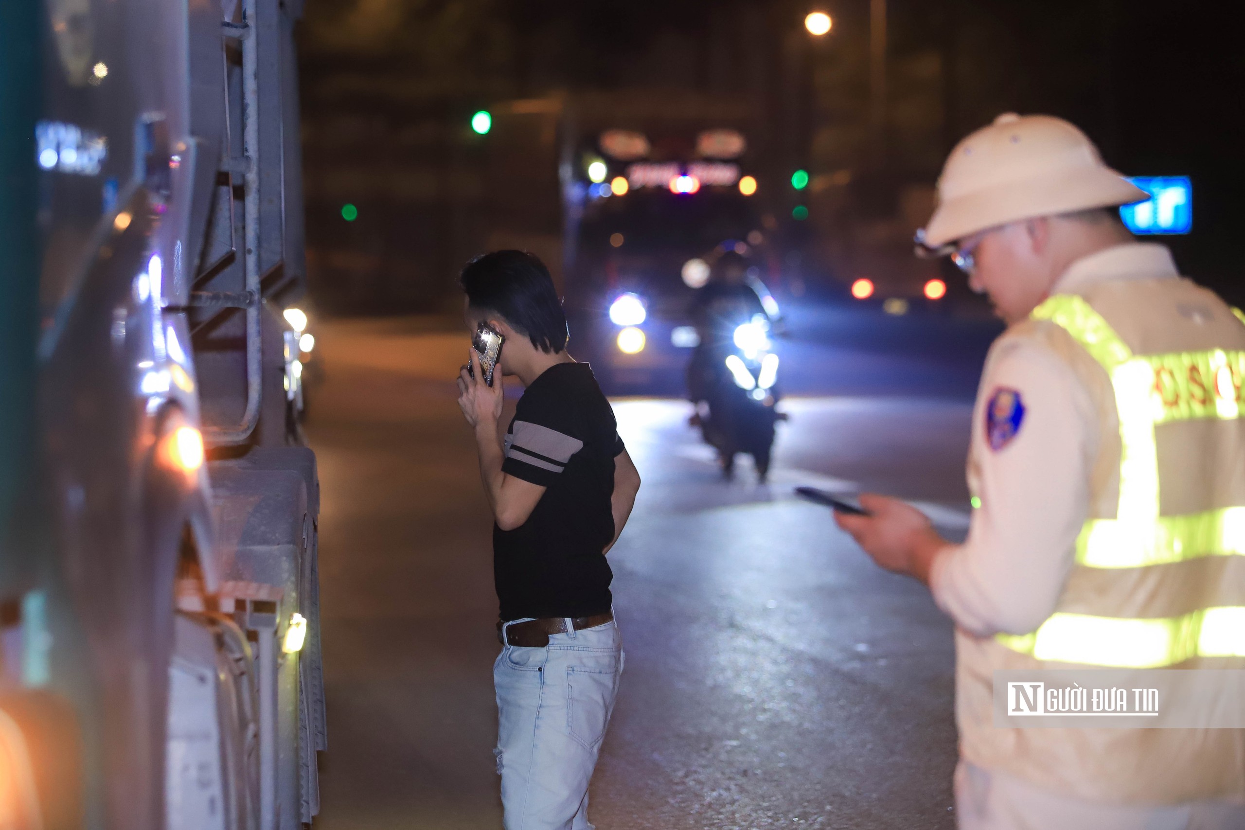 H&agrave; Nội: Xử l&yacute; nghi&ecirc;m những h&agrave;nh vi l&agrave;m rơi v&atilde;i vật liệu v&agrave; chở qu&aacute; tải - Ảnh 9.