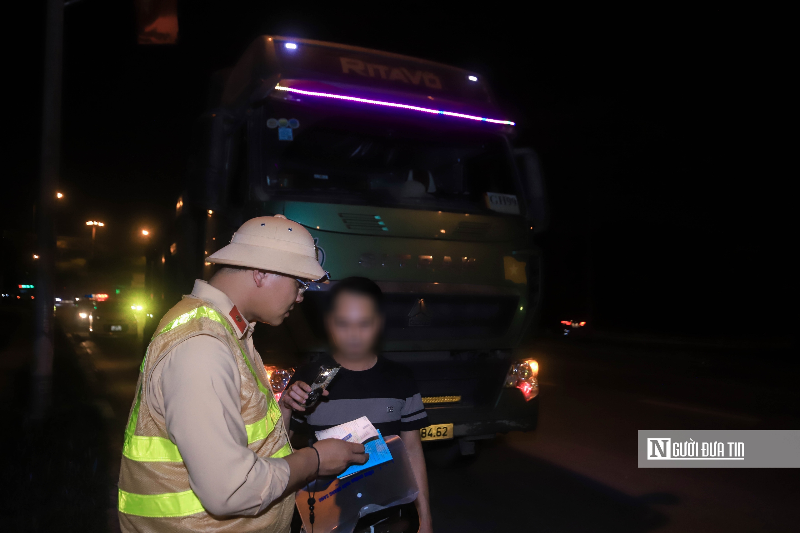 H&agrave; Nội: Xử l&yacute; nghi&ecirc;m những h&agrave;nh vi l&agrave;m rơi v&atilde;i vật liệu v&agrave; chở qu&aacute; tải - Ảnh 10.