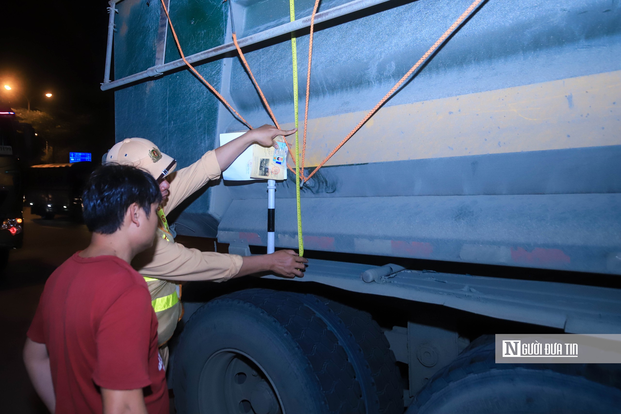 H&agrave; Nội: Xử l&yacute; nghi&ecirc;m những h&agrave;nh vi l&agrave;m rơi v&atilde;i vật liệu v&agrave; chở qu&aacute; tải - Ảnh 12.