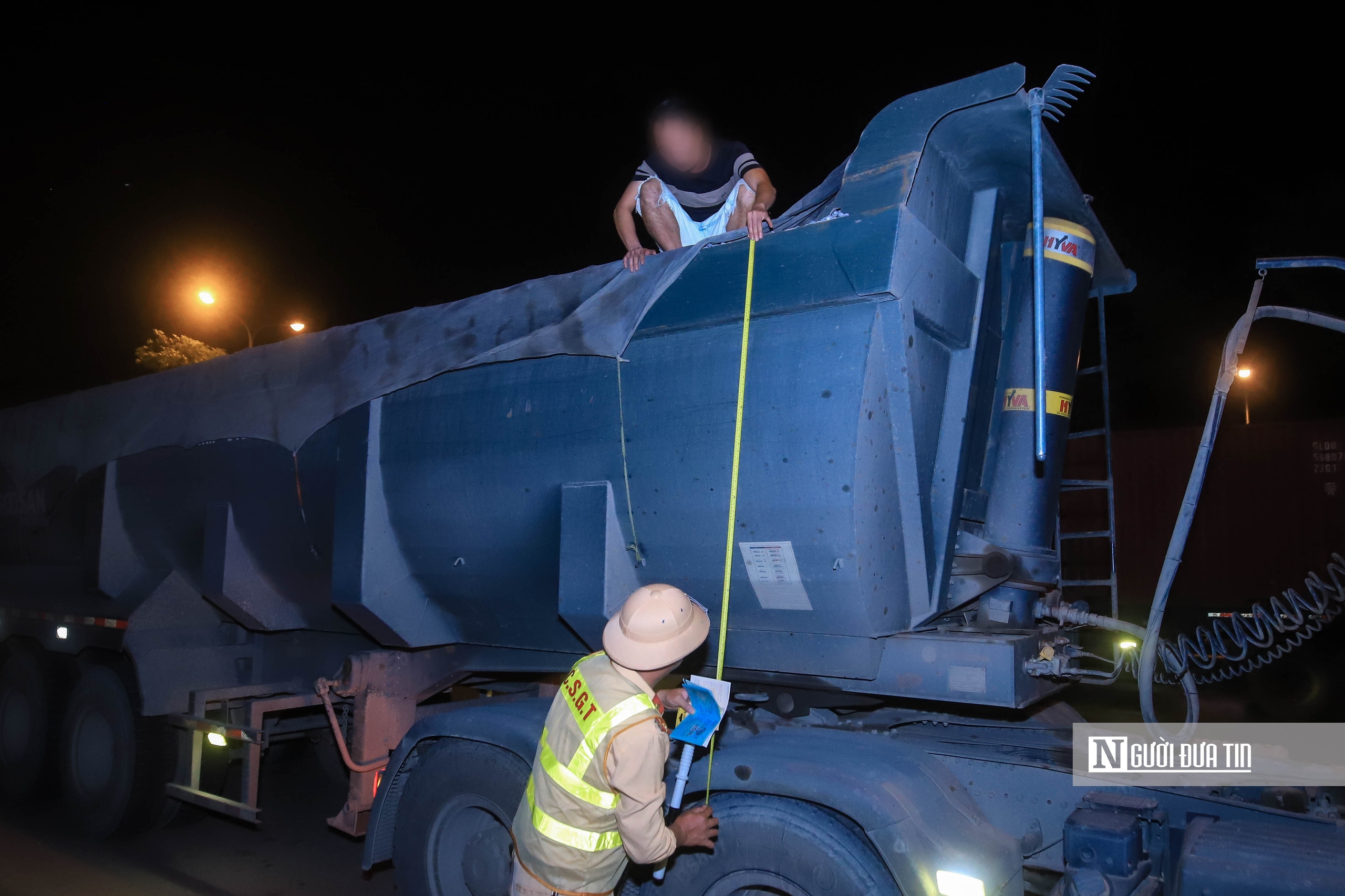 H&agrave; Nội: Xử l&yacute; nghi&ecirc;m những h&agrave;nh vi l&agrave;m rơi v&atilde;i vật liệu v&agrave; chở qu&aacute; tải - Ảnh 11.