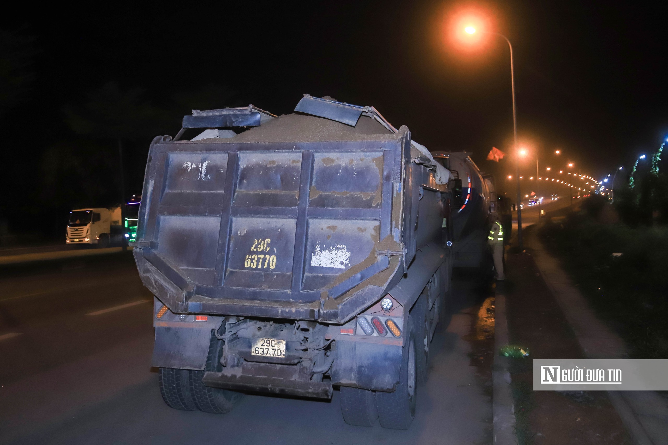 H&agrave; Nội: Xử l&yacute; nghi&ecirc;m những h&agrave;nh vi l&agrave;m rơi v&atilde;i vật liệu v&agrave; chở qu&aacute; tải - Ảnh 14.