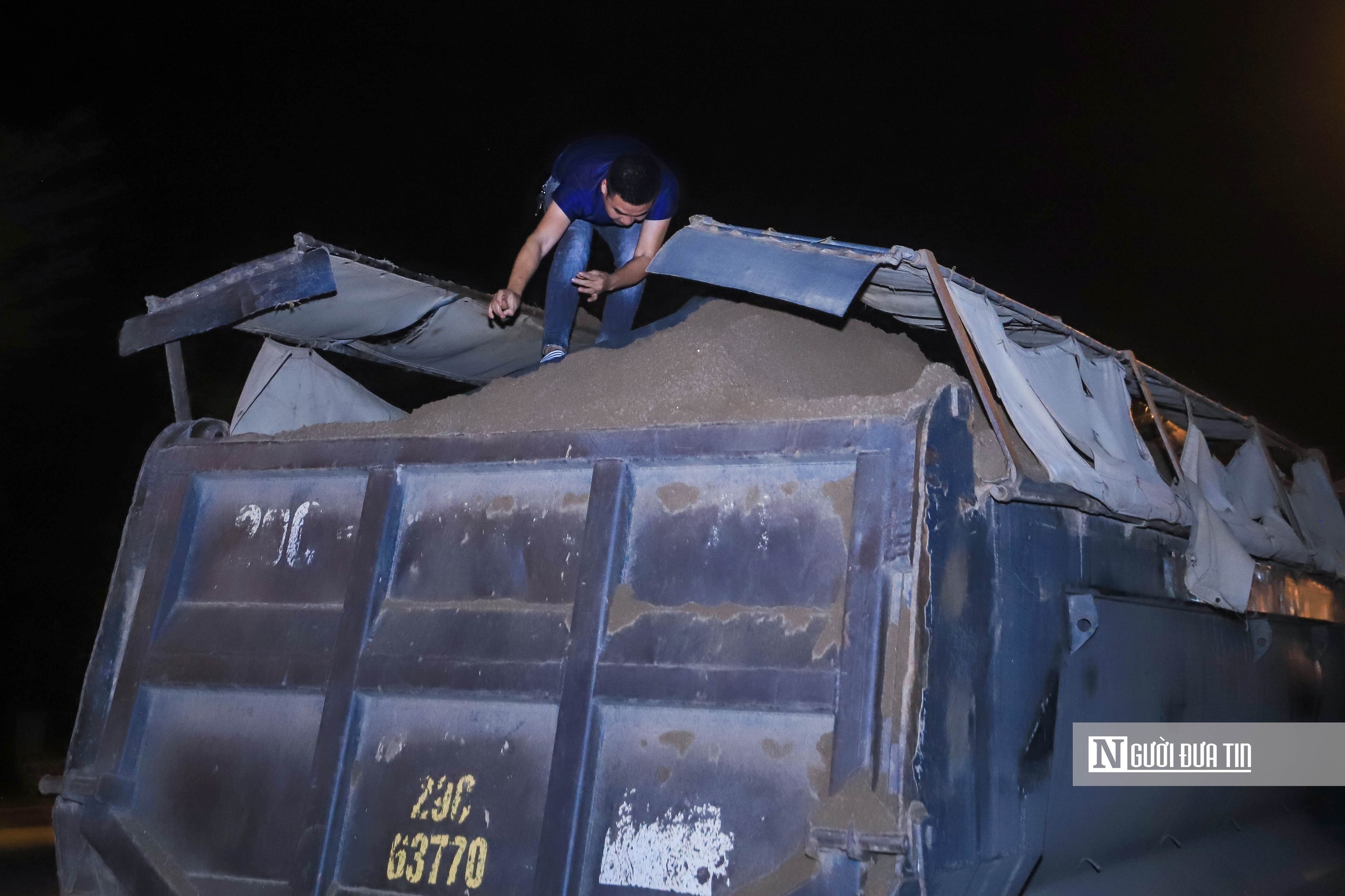 H&agrave; Nội: Xử l&yacute; nghi&ecirc;m những h&agrave;nh vi l&agrave;m rơi v&atilde;i vật liệu v&agrave; chở qu&aacute; tải - Ảnh 15.