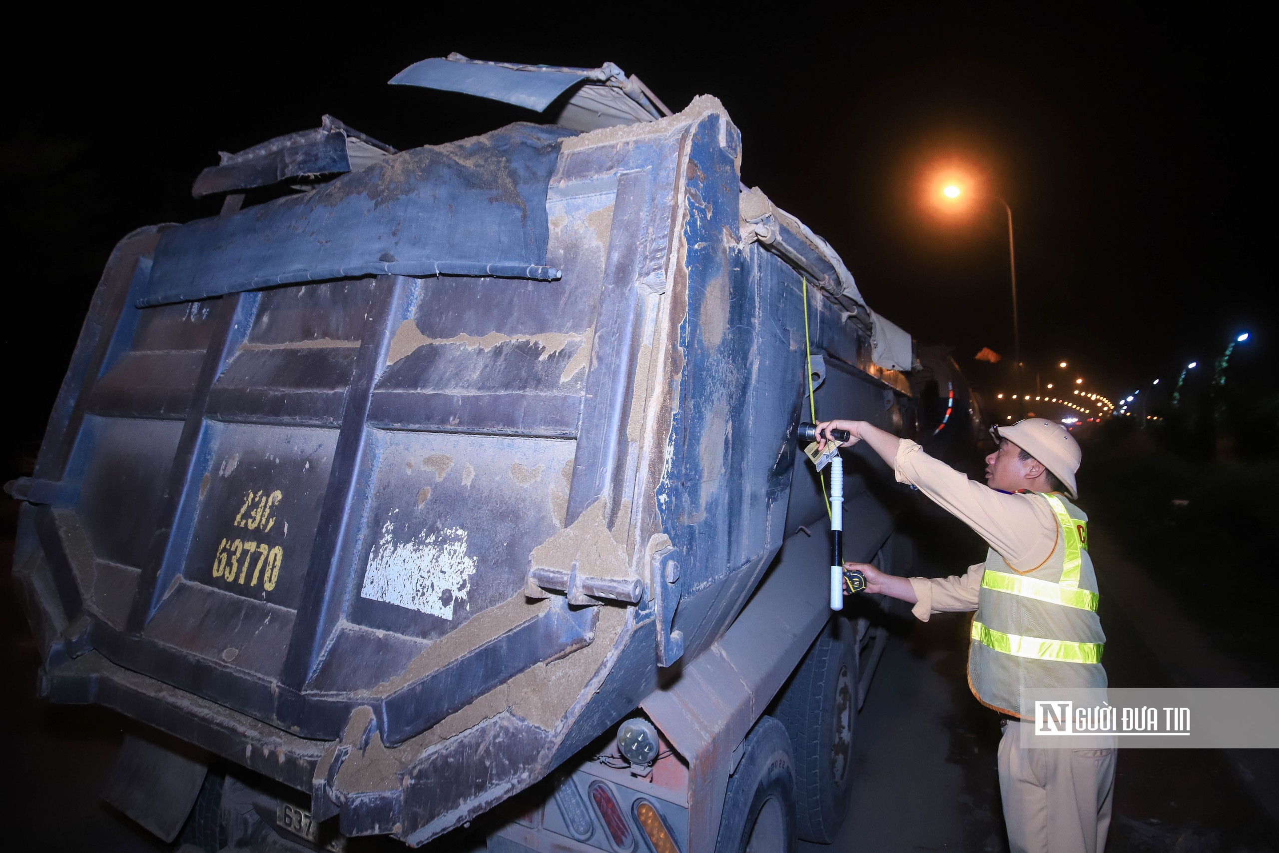 H&agrave; Nội: Xử l&yacute; nghi&ecirc;m những h&agrave;nh vi l&agrave;m rơi v&atilde;i vật liệu v&agrave; chở qu&aacute; tải - Ảnh 16.