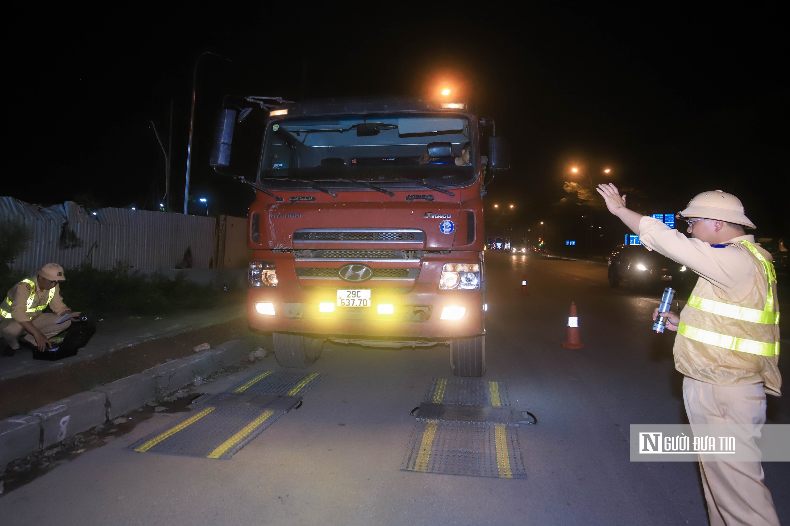 H&agrave; Nội: Xử l&yacute; nghi&ecirc;m những h&agrave;nh vi l&agrave;m rơi v&atilde;i vật liệu v&agrave; chở qu&aacute; tải - Ảnh 17.