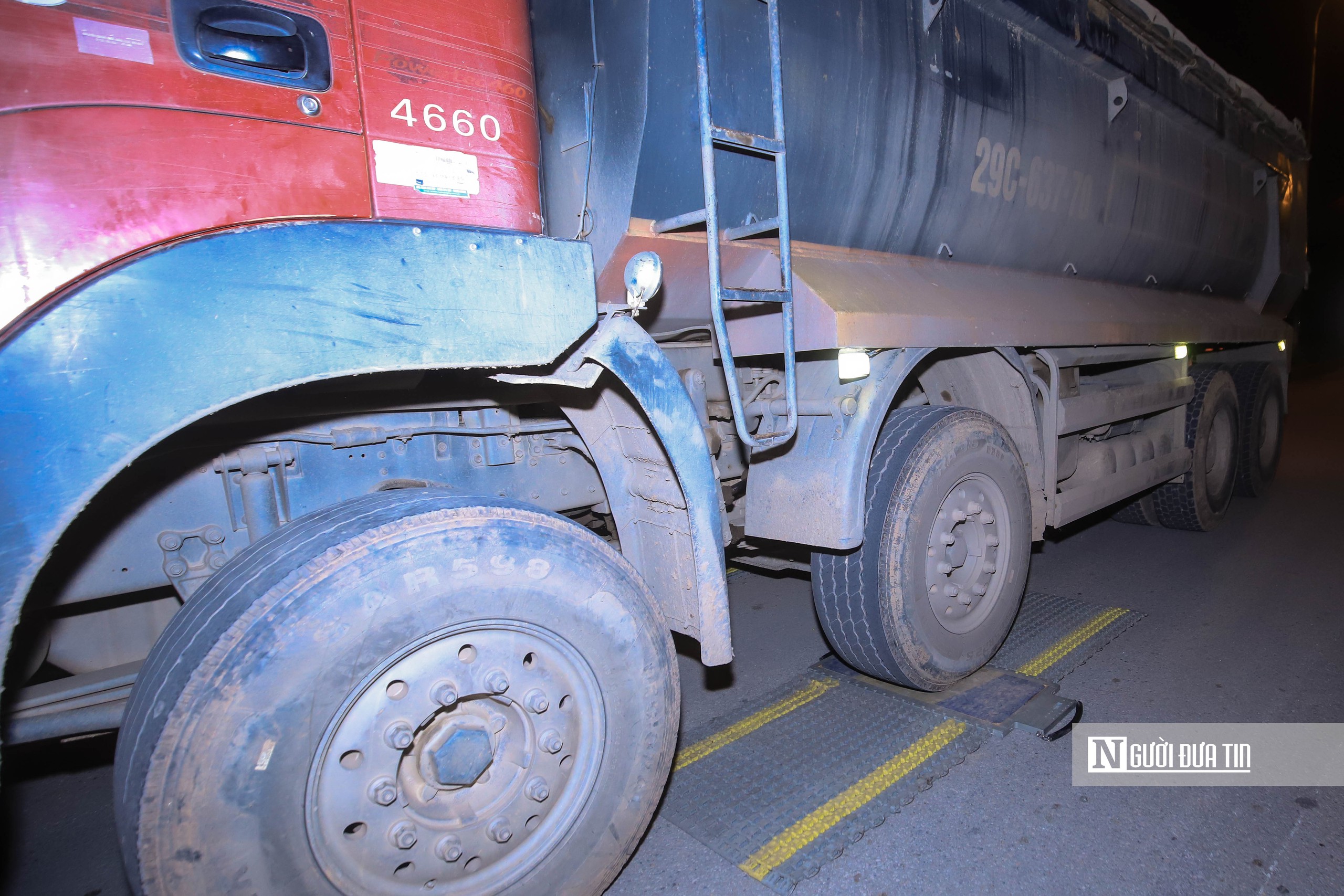 H&agrave; Nội: Xử l&yacute; nghi&ecirc;m những h&agrave;nh vi l&agrave;m rơi v&atilde;i vật liệu v&agrave; chở qu&aacute; tải - Ảnh 18.