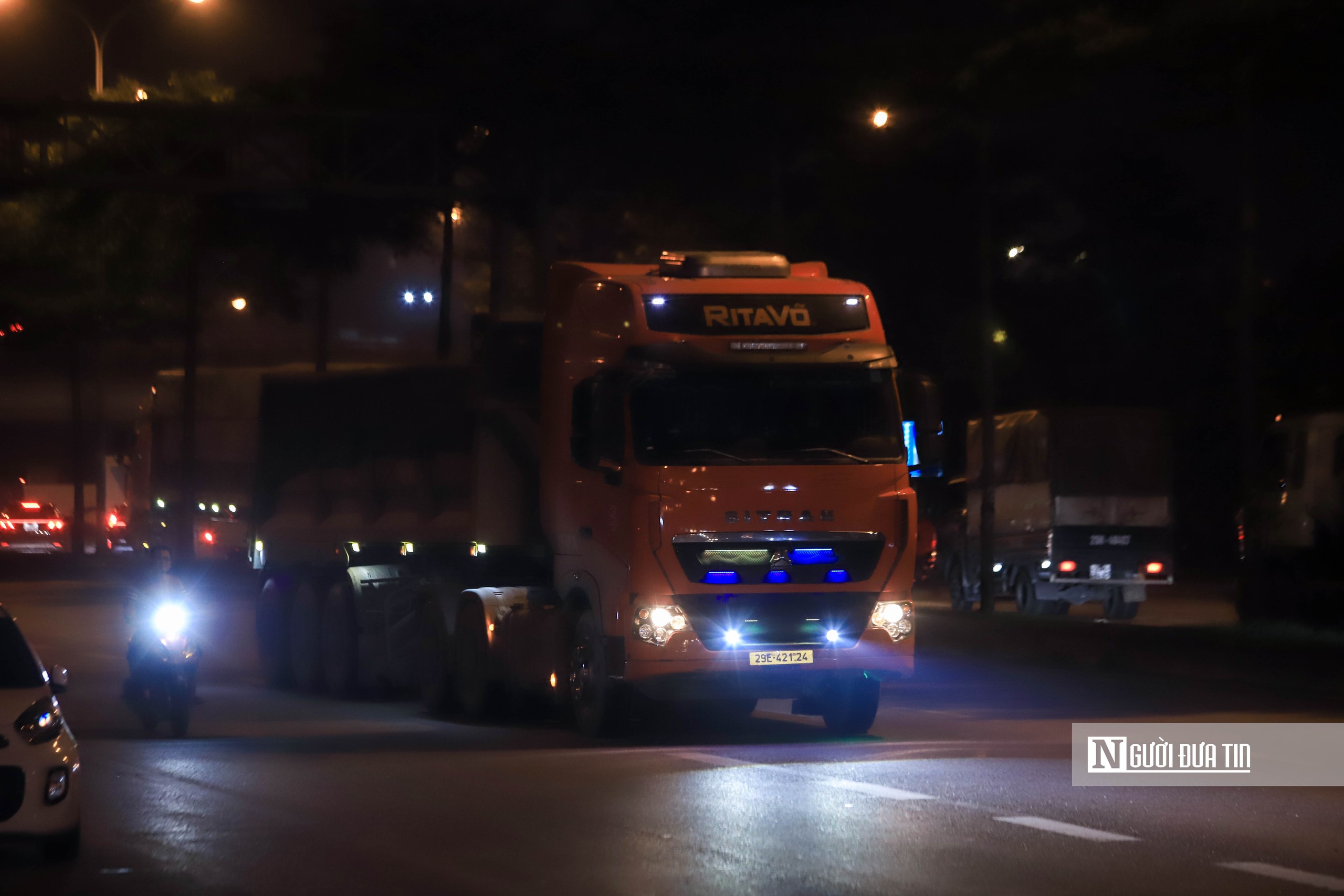 H&agrave; Nội: Xử l&yacute; nghi&ecirc;m những h&agrave;nh vi l&agrave;m rơi v&atilde;i vật liệu v&agrave; chở qu&aacute; tải - Ảnh 7.