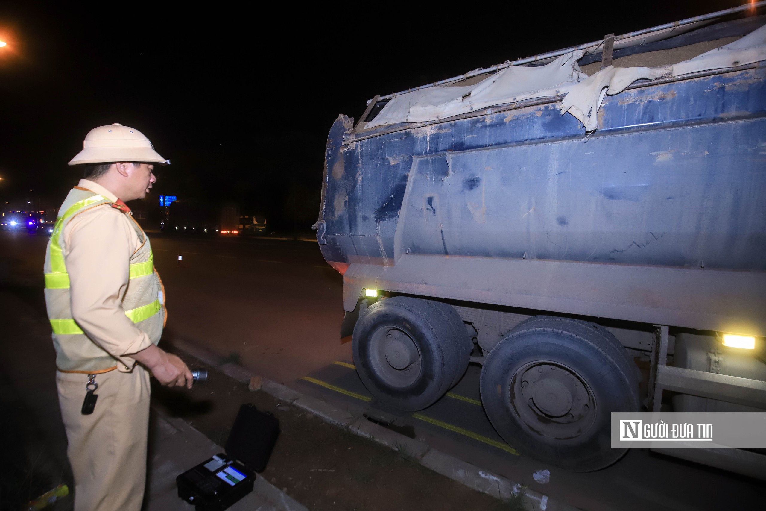 H&agrave; Nội: Xử l&yacute; nghi&ecirc;m những h&agrave;nh vi l&agrave;m rơi v&atilde;i vật liệu v&agrave; chở qu&aacute; tải - Ảnh 19.