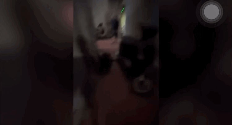 Tạm giữ người đàn ông hành hung người phụ nữ đang bế con nhỏ- Ảnh 1. Tạm giữ người đàn ông hành hung người phụ nữ đang bế con nhỏ- Ảnh 1.