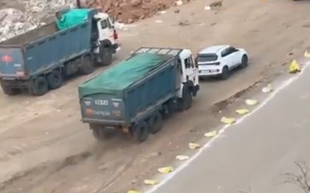 Tài xế xe ben Ấn Độ đâm và kéo lê xe chủ vì lương chưa được trả