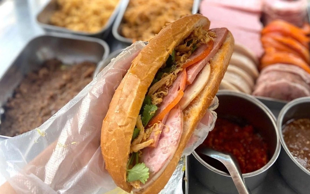 Th&ocirc;ng tin mới nhất vụ nghi ngộ độc thực phẩm ở Đắk Lắk: Tạm đ&igrave;nh chỉ hoạt động của cơ sở b&aacute;nh mỳ - Ảnh 2.