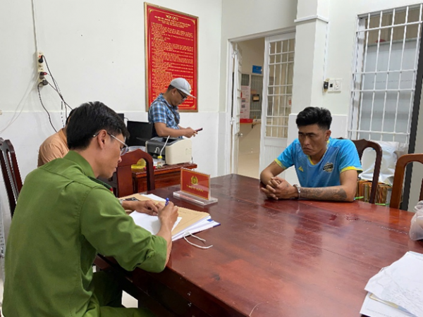 Bắt đối tượng đạp cửa x&ocirc;ng v&agrave;o ph&ograve;ng ngủ tấn c&ocirc;ng chủ nh&agrave; cướp điện thoại- Ảnh 1.