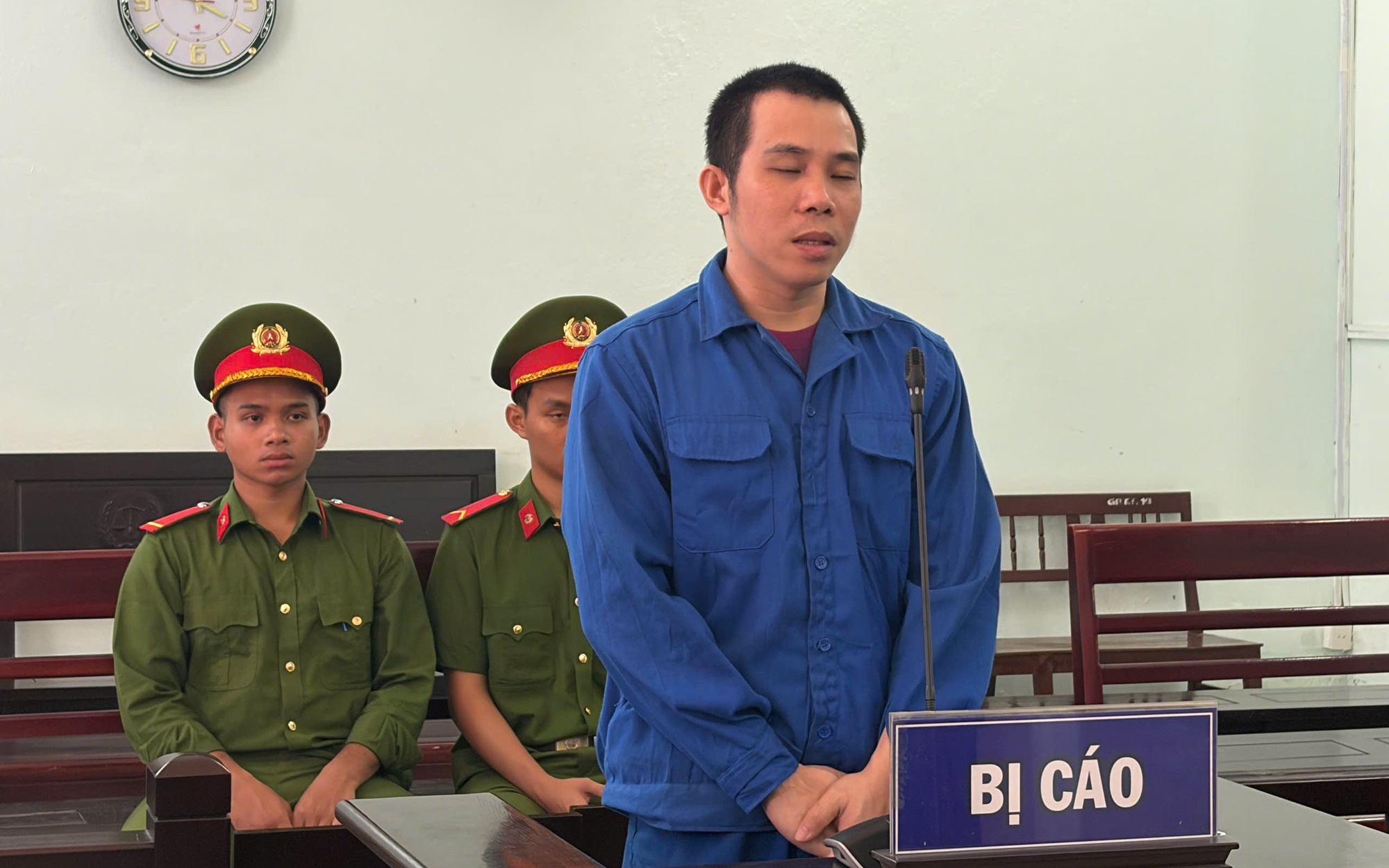 Dùng dao uy hiếp, cướp tài sản người già: Bị cáo lĩnh án 7 năm tù
