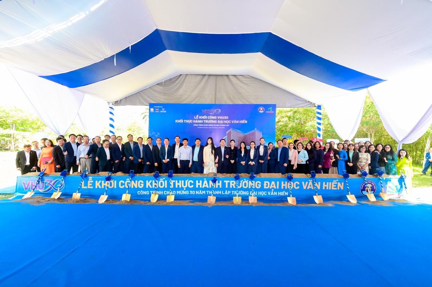 Trường Đại học Văn Hiến khởi công Khối Thực hành VHU30 - Ảnh 1.