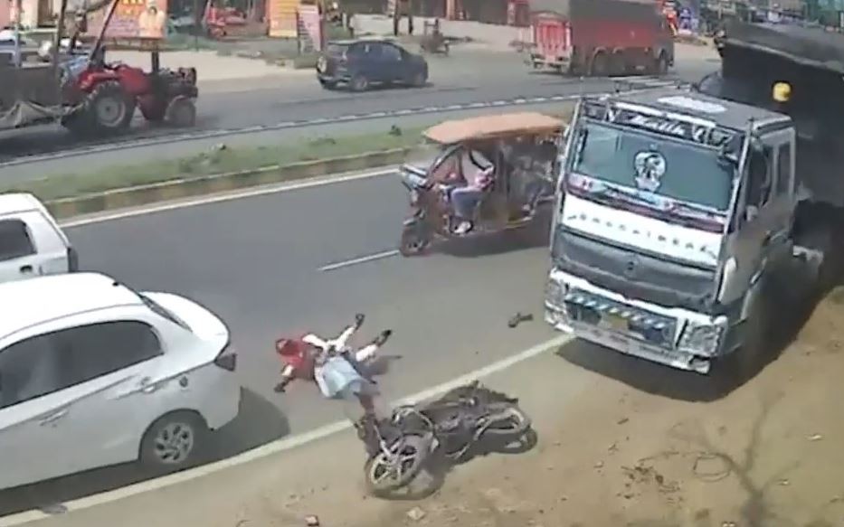 Camera ghi lại cảnh xe tải chở cát đè bẹp xe máy, hai anh em may mắn thoát chết