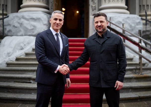 Ukraine ký thỏa thuận quốc phòng 10 năm với nhà sản xuất vũ khí Bulgaria - Ảnh 1.