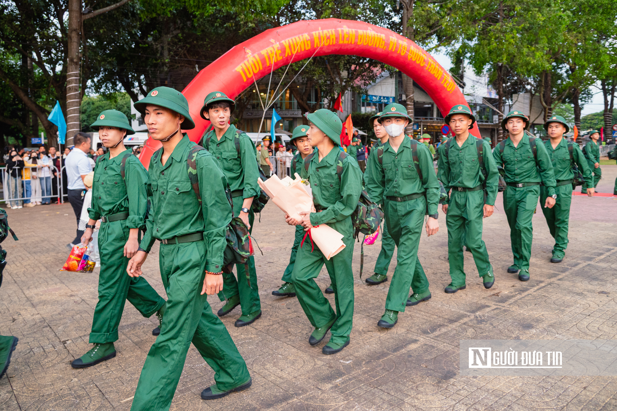 Chùm ảnh: Gia đình, bạn bè bịn rịn tiễn thanh niên lên đường nhập ngũ tại Đắk Lắk- Ảnh 1. Chùm ảnh: Gia đình, bạn bè bịn rịn tiễn thanh niên lên đường nhập ngũ tại Đắk Lắk- Ảnh 1.