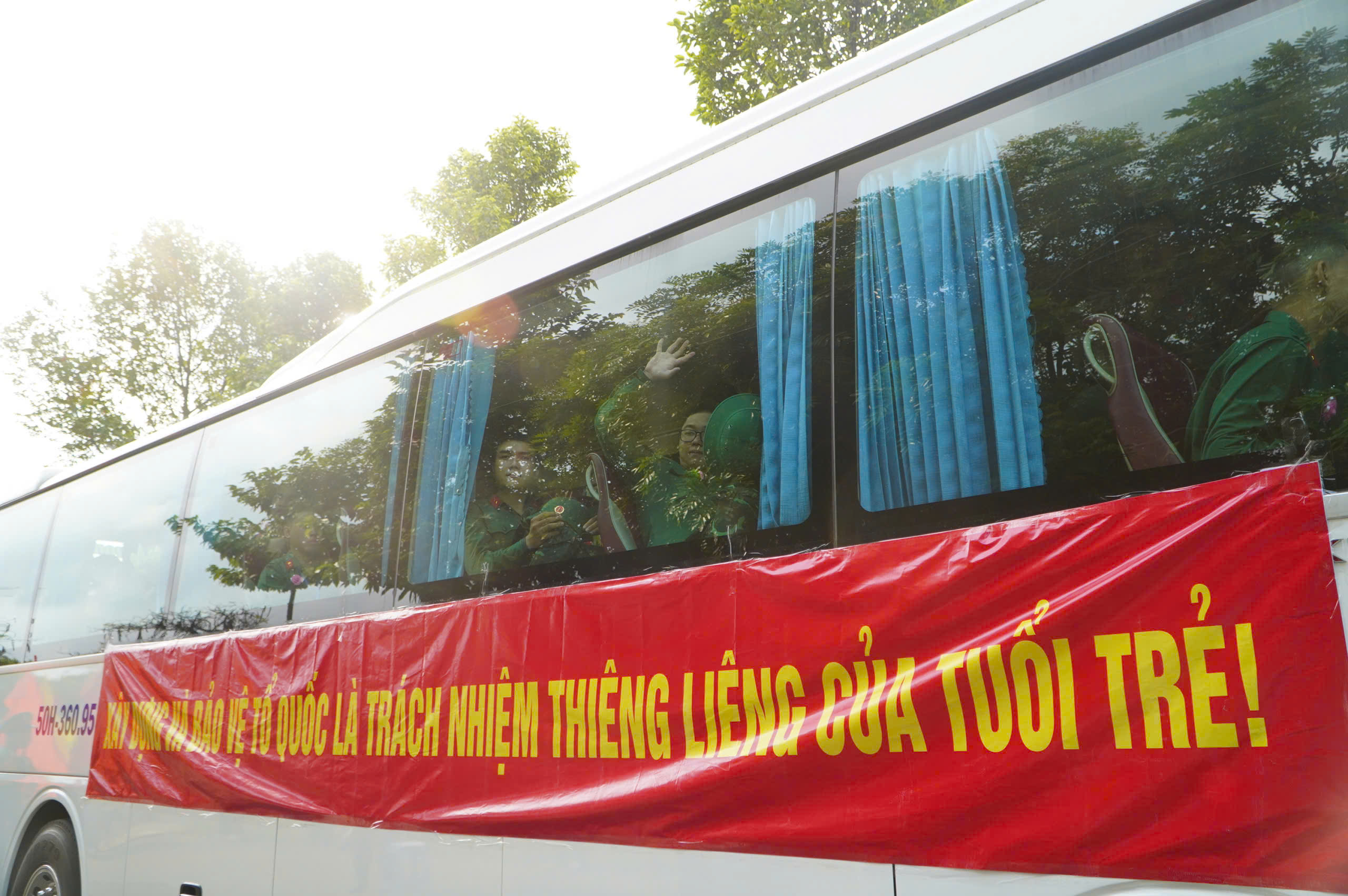 Chủ tịch Quốc hội Trần Thanh Mẫn dự lễ giao nhận quân tại Tp.HCM- Ảnh 11. Chủ tịch Quốc hội Trần Thanh Mẫn dự lễ giao nhận quân tại Tp.HCM- Ảnh 11.